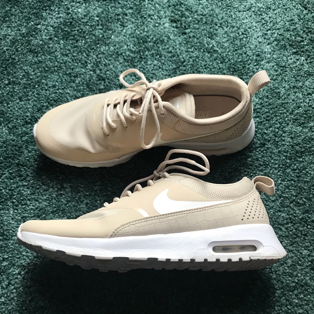Airmax Thea’s nude
